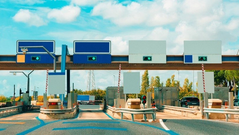 Furbetto al casello: da 15 anni non pagava pedaggio coprendo la targa dello scooter