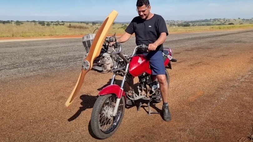 La moto a elica (ma non vola): la bizzarra idea