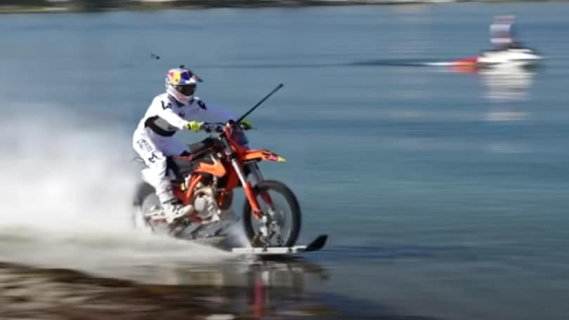Robbie Maddison: acrobazie in acqua con la moto da cross