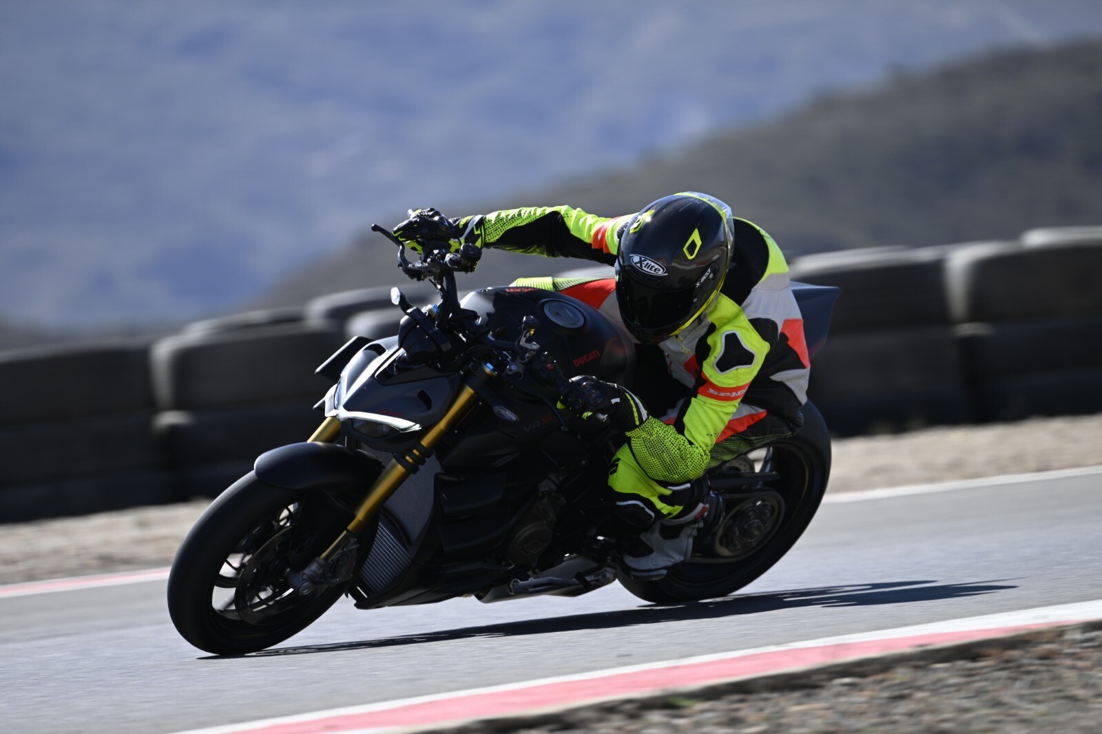 Ducati Streetfighter V4 S 2023, LE FOTO DELLA PROVA