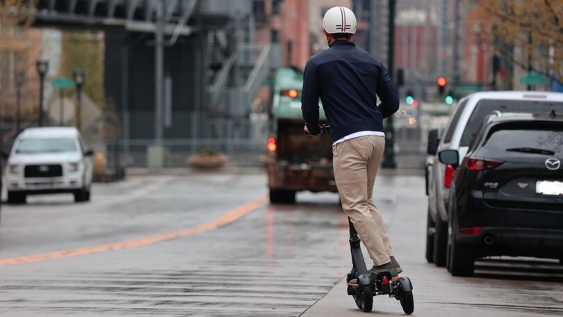 Monopattini, il viceministro Bignami: “Presto casco obbligatorio”
