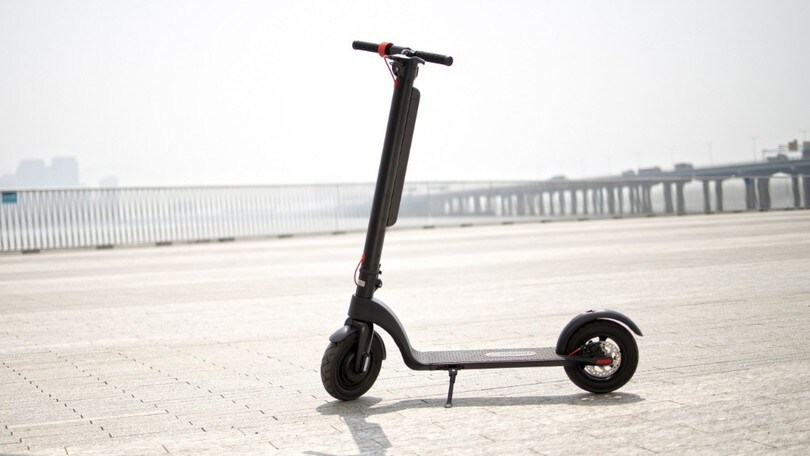 Sul monopattino elettrico (truccato) beccato a 99 km/h in centro città