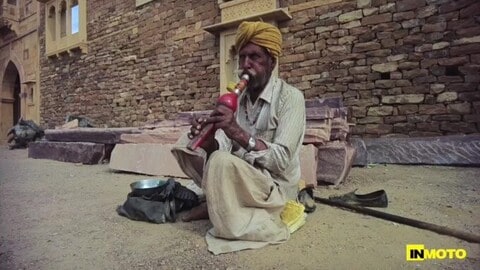 In moto nel traffico di una città indiana: ecco come è andata