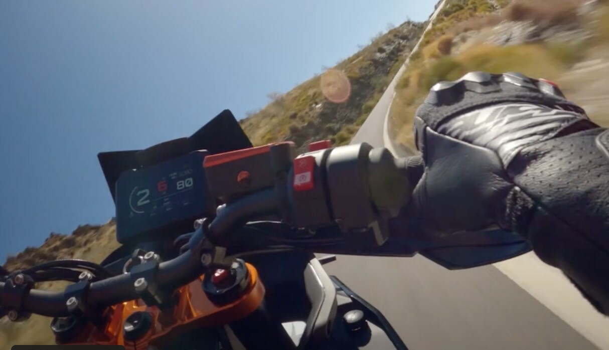 KTM 890 SMT: il "teppismo" della prossima motardona