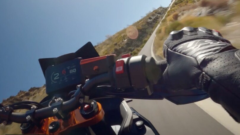 KTM 890 SMT: il "teppismo" della prossima motardona