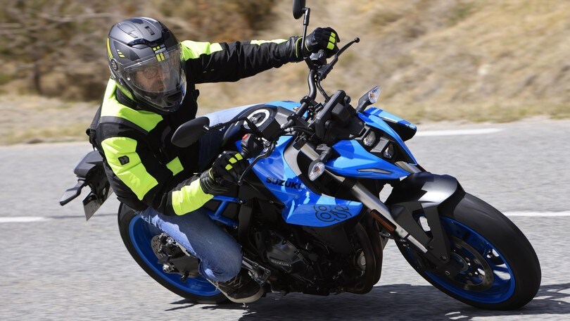 Suzuki GSX-8S 2023: le FOTO del Test