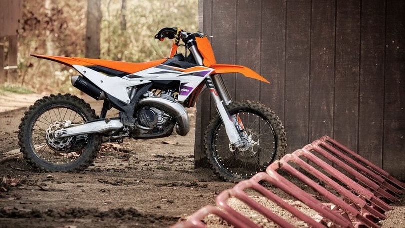 KTM, gamma cross 2024: ciclistica aggiornata e nuove grafiche