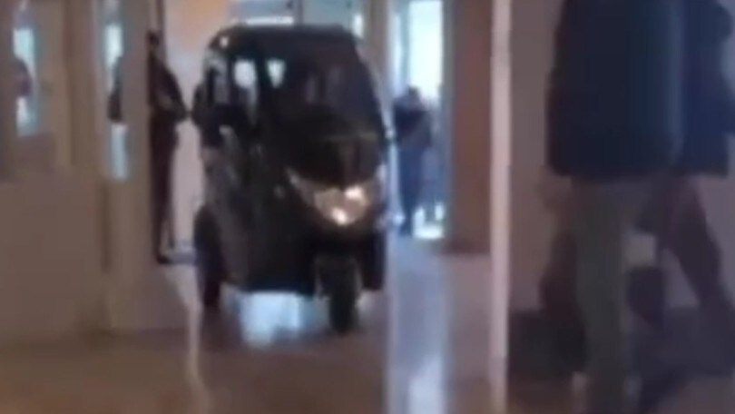 Con lo scooter entra in Ospedale: "Ho un appuntamento"