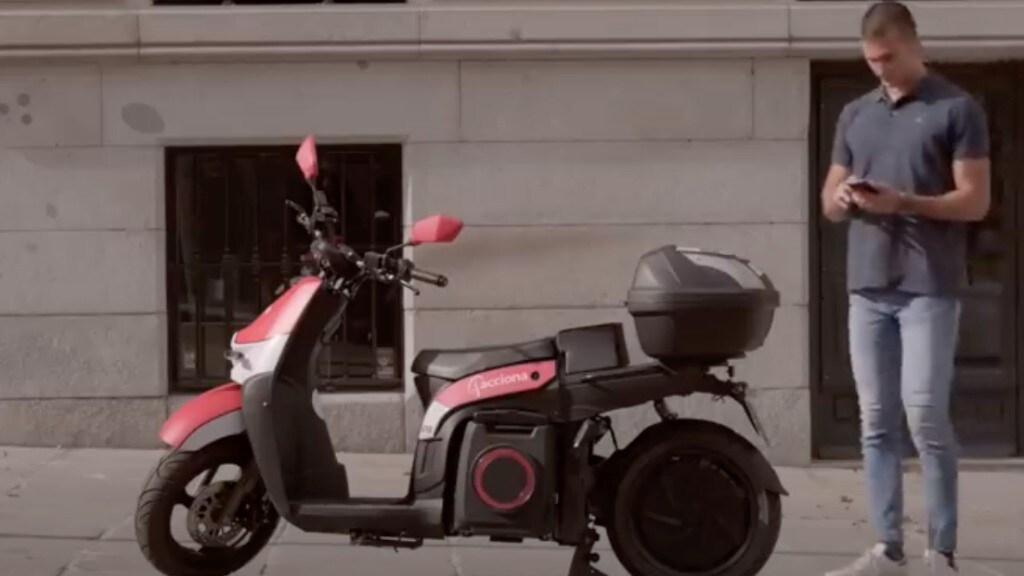 Acciona, la compagnia di scooter sharing lascia l'Italia: scarsi guadagni, buche, furti e danni