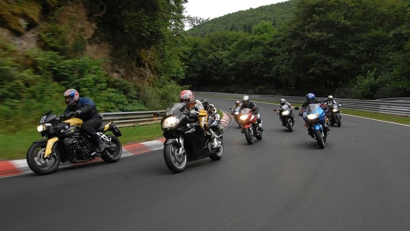 Nürburgring, per girare in circuito servono moto da almeno 130 km/h