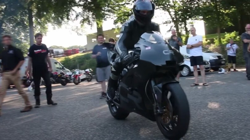 Guy Martin fa urlare la Crighton CR700W: il video