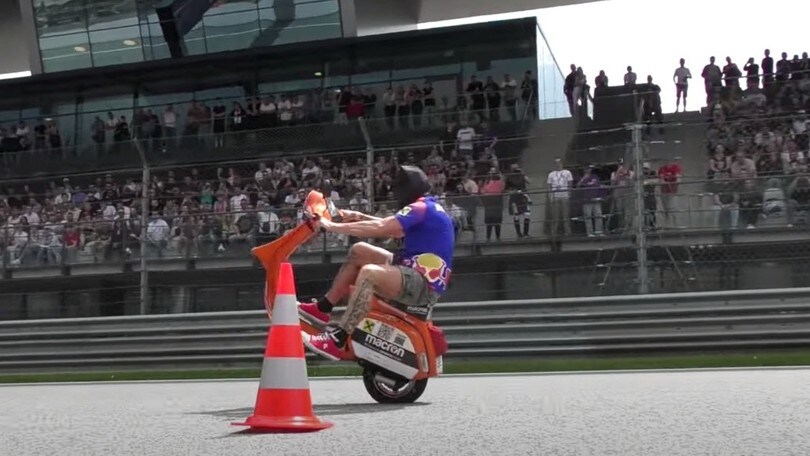 Incredibile Schachermayr: in apnea, impenna e fa slalom… bendato!