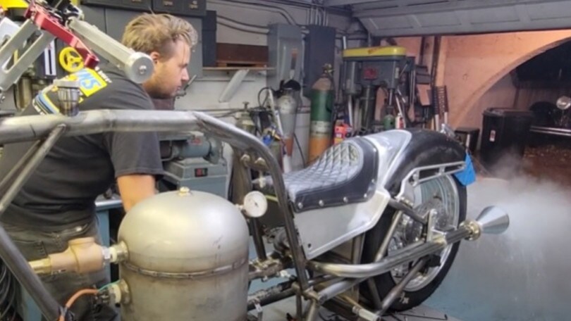 Benzina troppo cara? Ecco la moto che va a birra