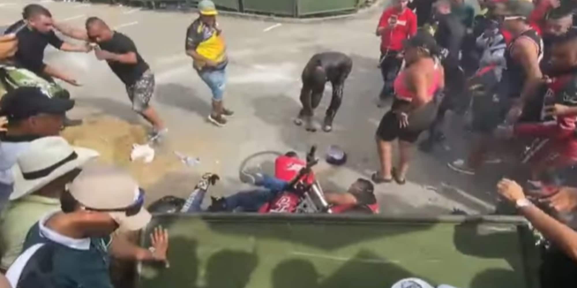 Paura in gara, sbaglia la frenata e con la moto falcia il pubblico! VIDEO