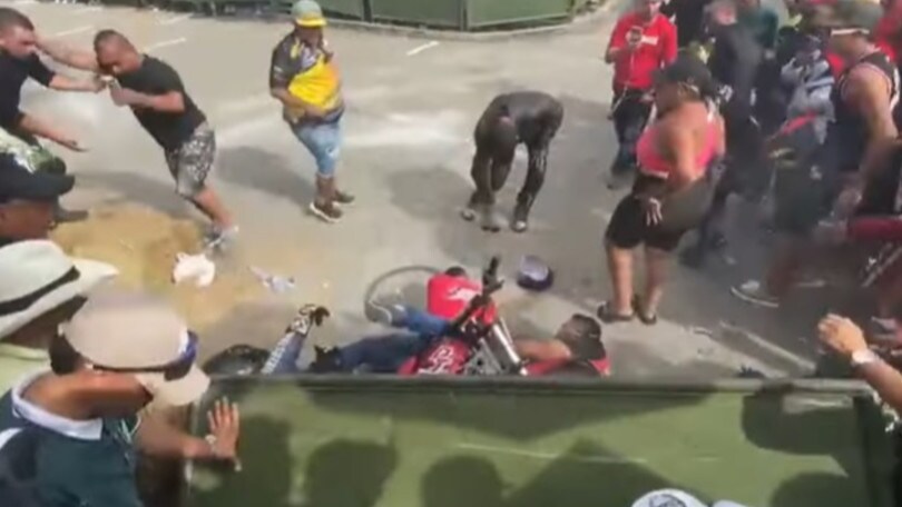 Paura in gara, sbaglia la frenata e con la moto falcia il pubblico! VIDEO