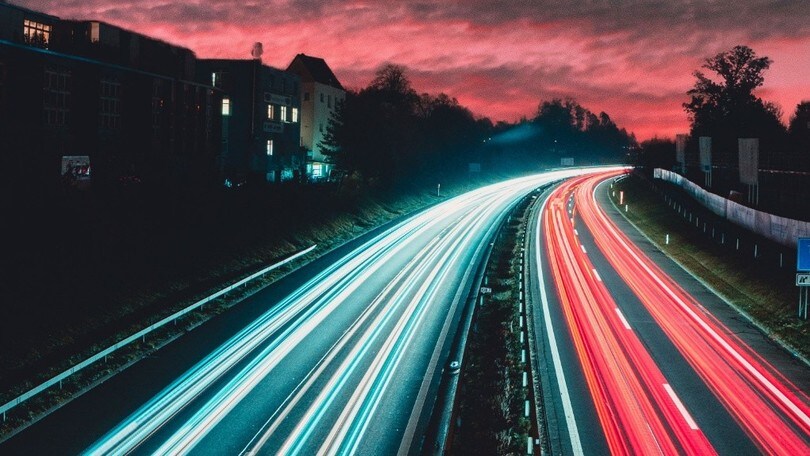 In Svezia si lavora a un’autostrada che ricarica i veicoli in marcia