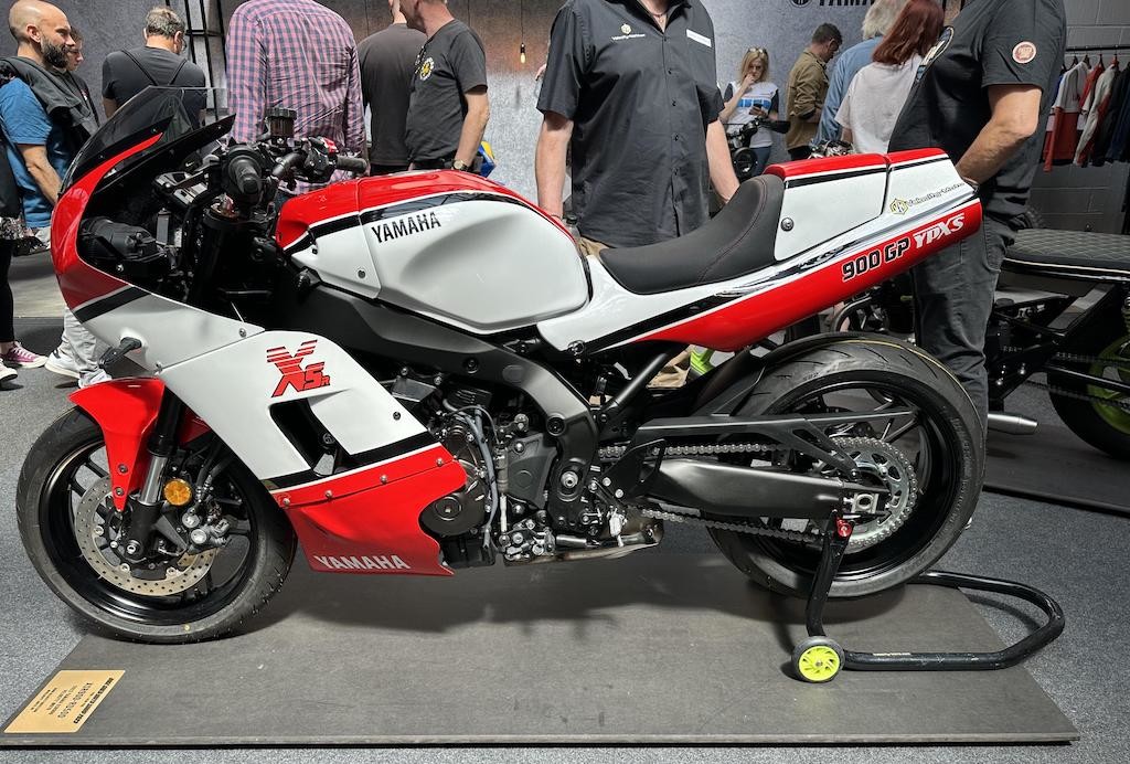 La RD500 "veste" una Yamaha XSR900: il kit Velocity Moto