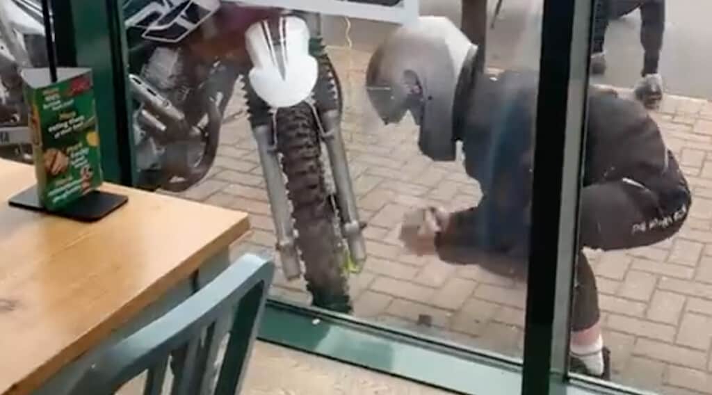 Rubano la moto in pieno giorno, ladro ripreso da dietro una vetrina