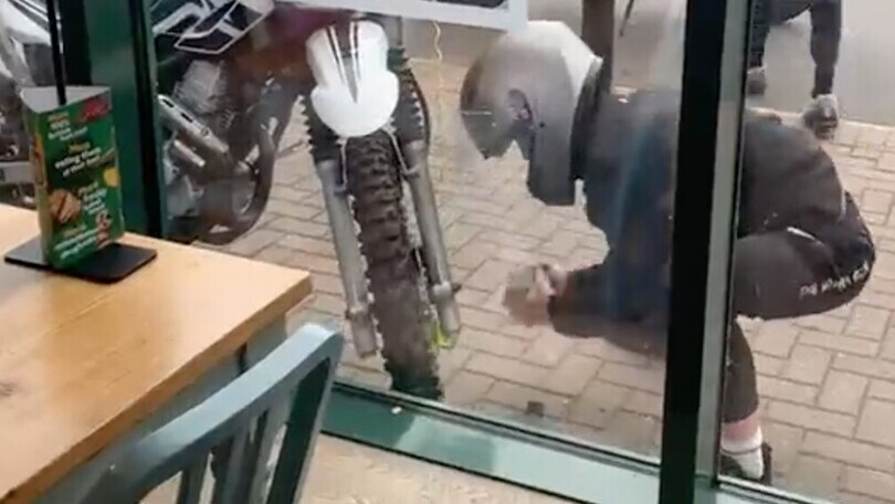 Rubano la moto in pieno giorno, ladro ripreso da dietro una vetrina