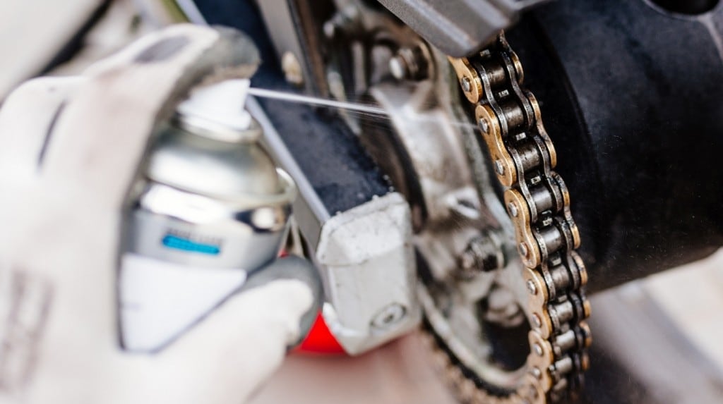 Ma i trucchi mostrati sui social funzionano davvero? L'esperimento sulla moto