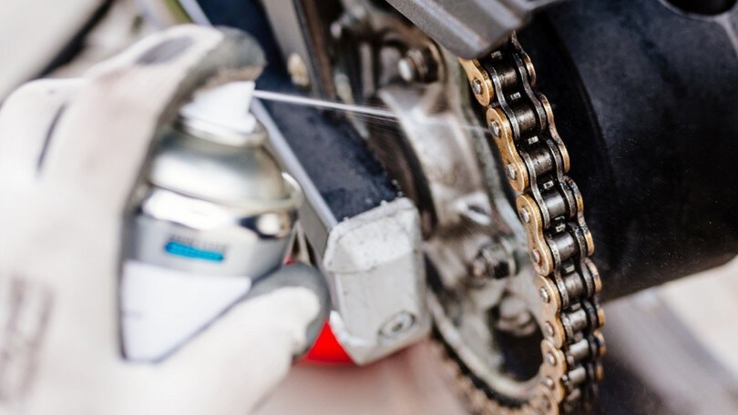 Ma i trucchi mostrati sui social funzionano davvero? L'esperimento sulla moto