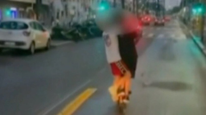 Roma, in quattro su un monopattino nella corsia dei bus