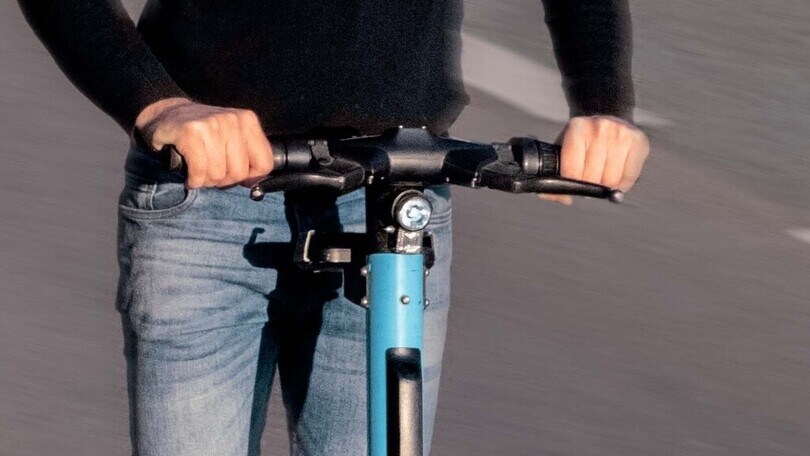 Monopattino con motore termico da 62cc: 70enne fermato e multato