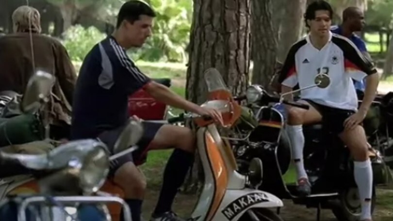 Zidane, Beckam, Ballack e Trezeguet: quando le stelle del calcio viaggiavano in Vespa