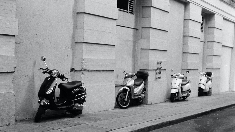 Attenzione a parcheggiare le moto sui marciapiedi: multe salate