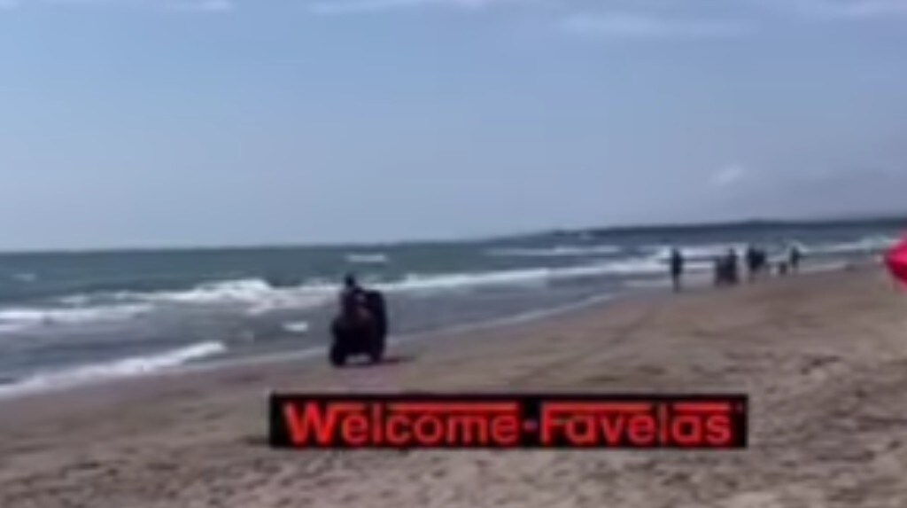 A tutto gas con lo scooter in spiaggia: bagnanti in fuga