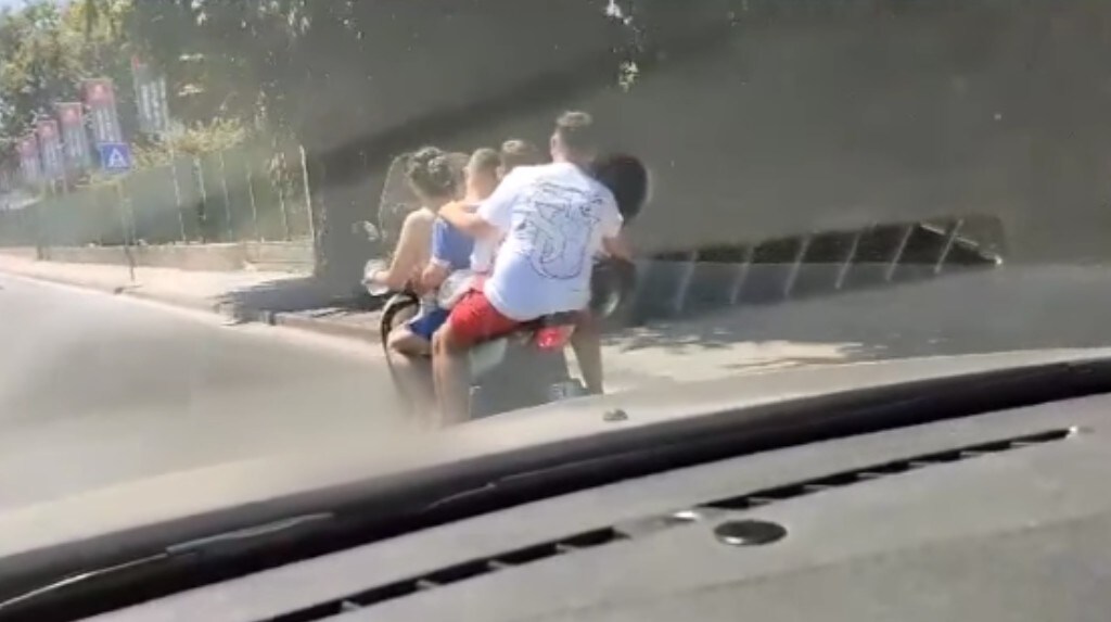 Su uno scooter in 5 e senza casco: il video fa il giro del web