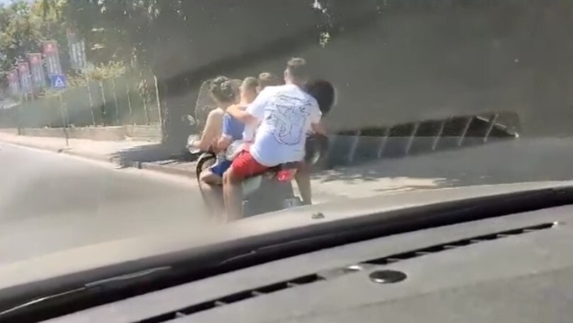 Su uno scooter in 5 e senza casco: il video fa il giro del web