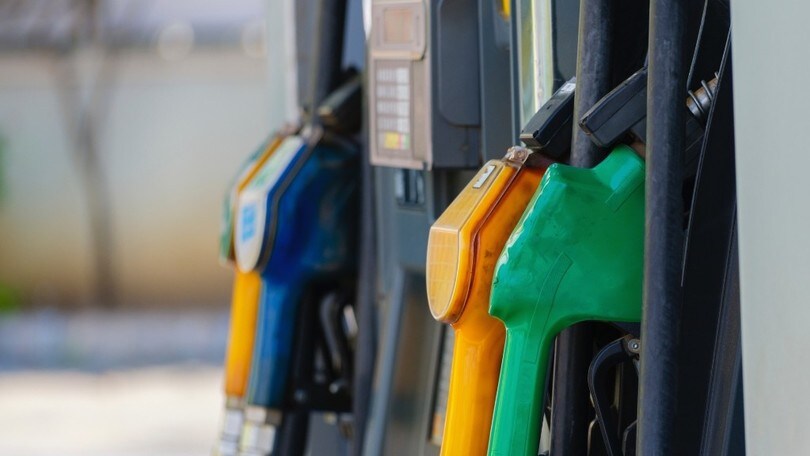 Benzina: in autostrada prezzi alti, al self è a più di 2 euro/litro