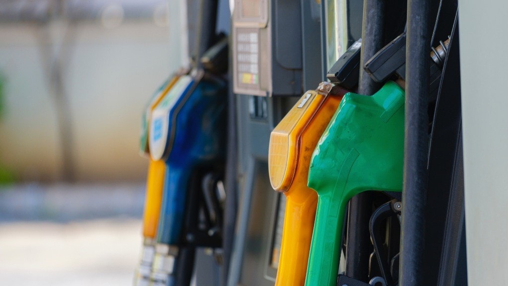 Benzina, prezzo record sulla A8: avvisata la Guardia di Finanza