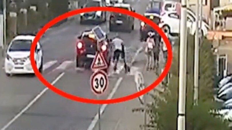 Simulava incidenti in monopattino, poi chiedeva i danni