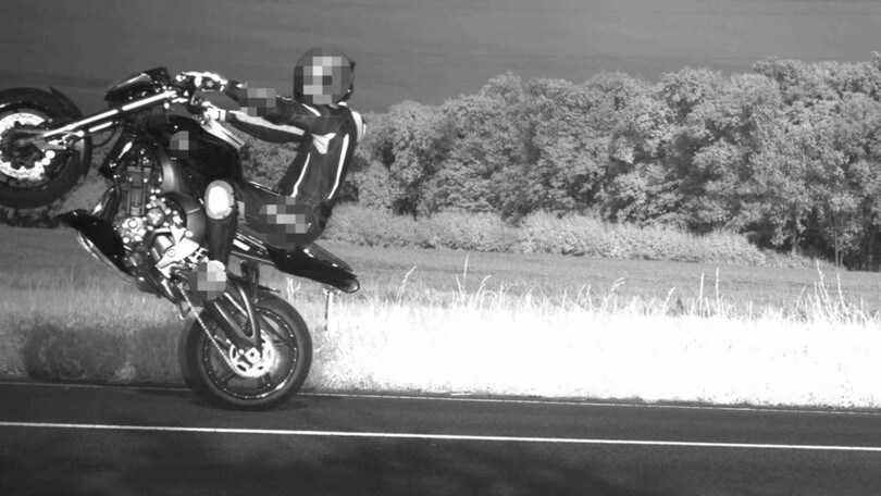 Impenna a 143 km/h davanti a un autovelox: ora rischia la reclusione