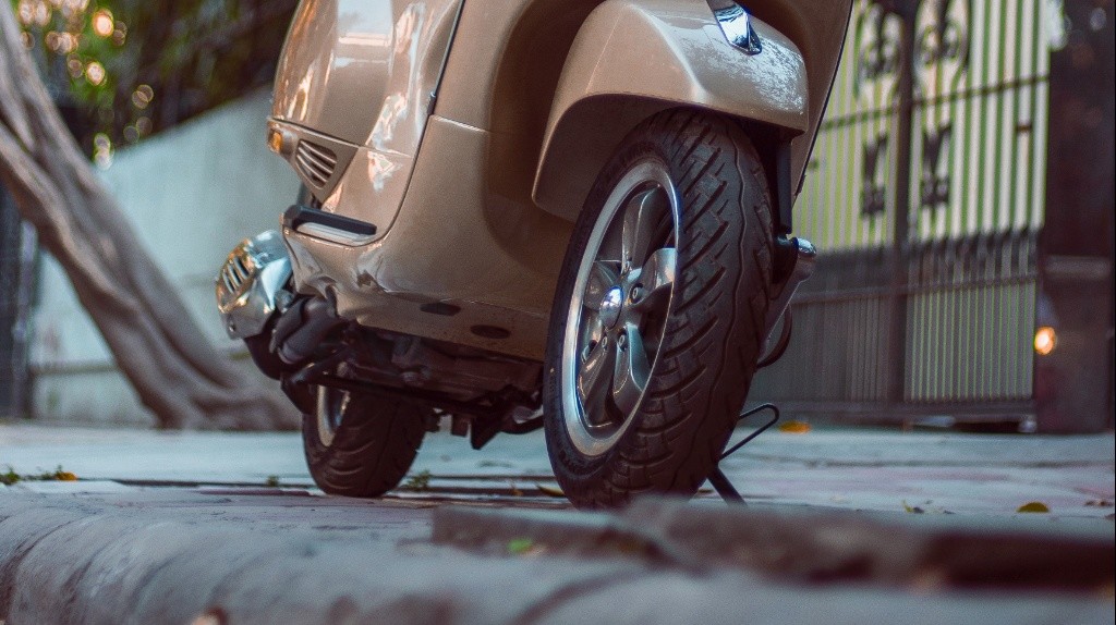 Pensionato e invalido, da mesi riceve multe per lo scooter rubato