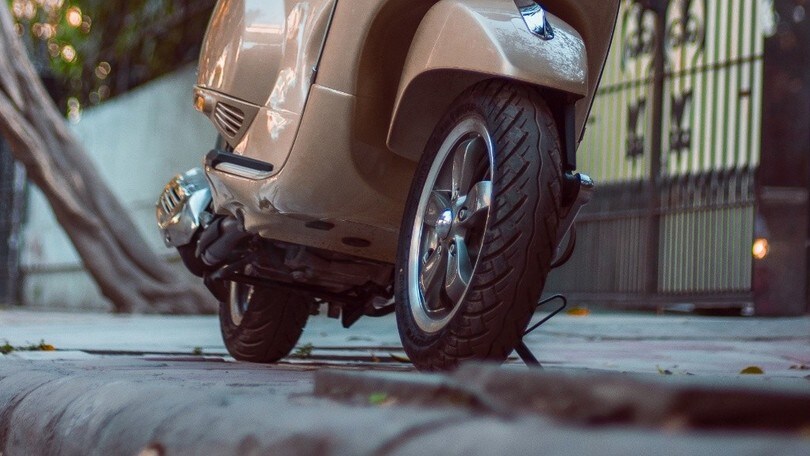 Pensionato e invalido, da mesi riceve multe per lo scooter rubato