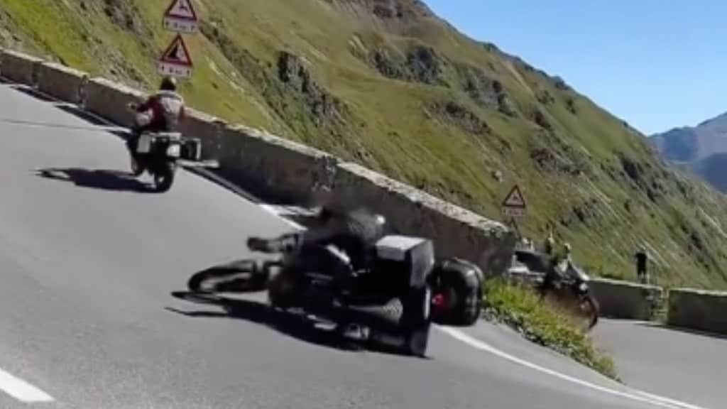Motociclisti che cadono allo Stelvio: quanto è difficile percorrerlo?