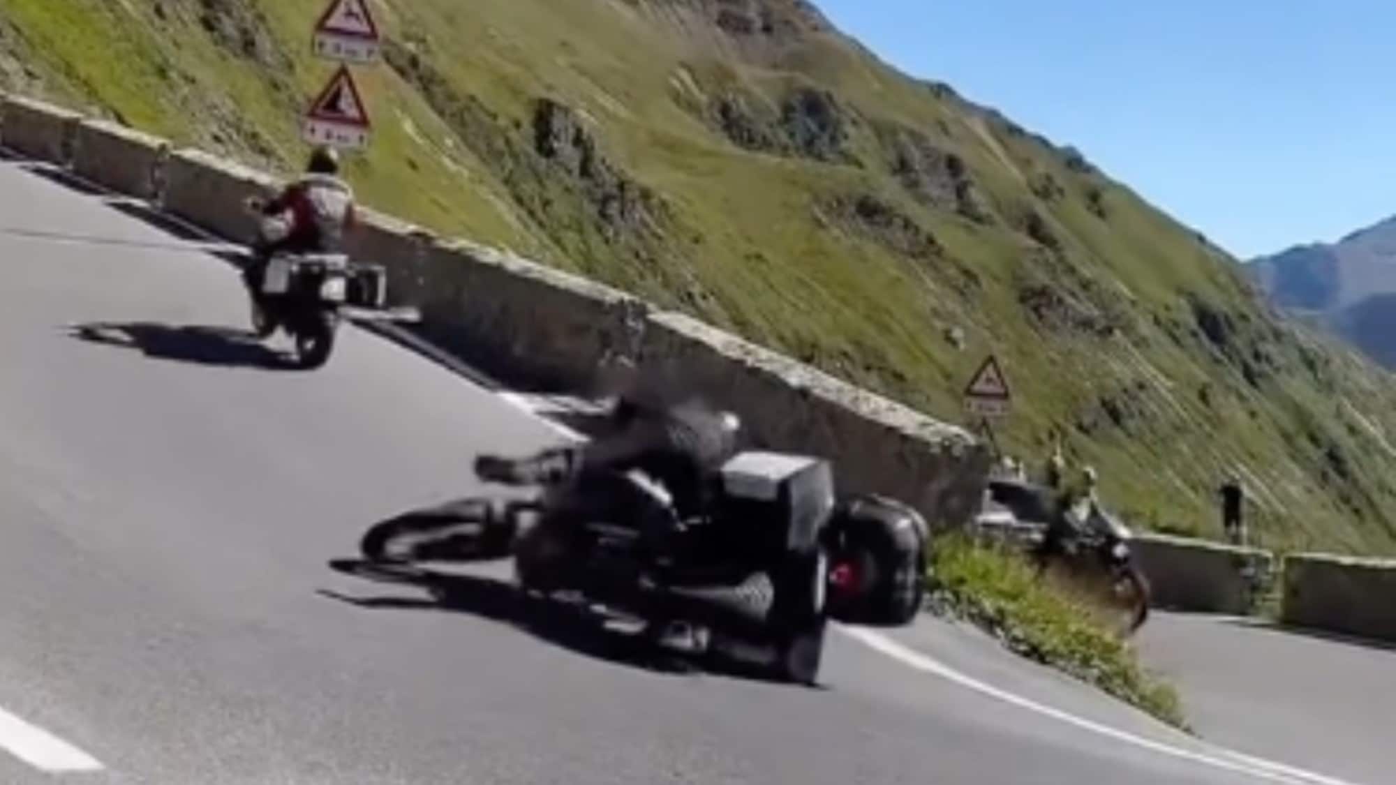Motociclisti che cadono allo Stelvio: quanto è difficile percorrerlo?