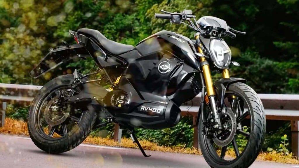 Revolt Motors lancia la RV400 Stealth Black Edition