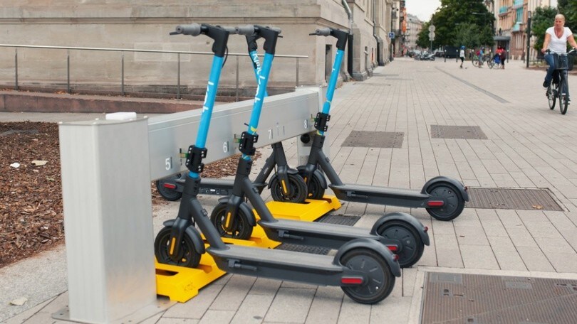 Parigi, il primo giorno senza monopattini a noleggio