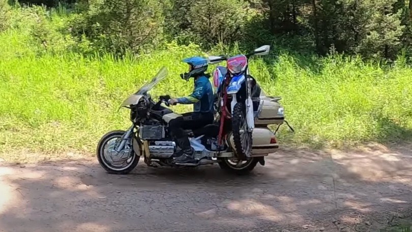 Honda Gold Wing versione "furgone": in sella pilota e… moto da enduro