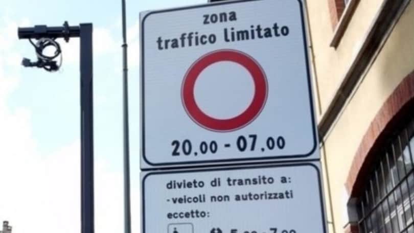 Nella Ztl con la Vespa a mano: multa di 75 euro