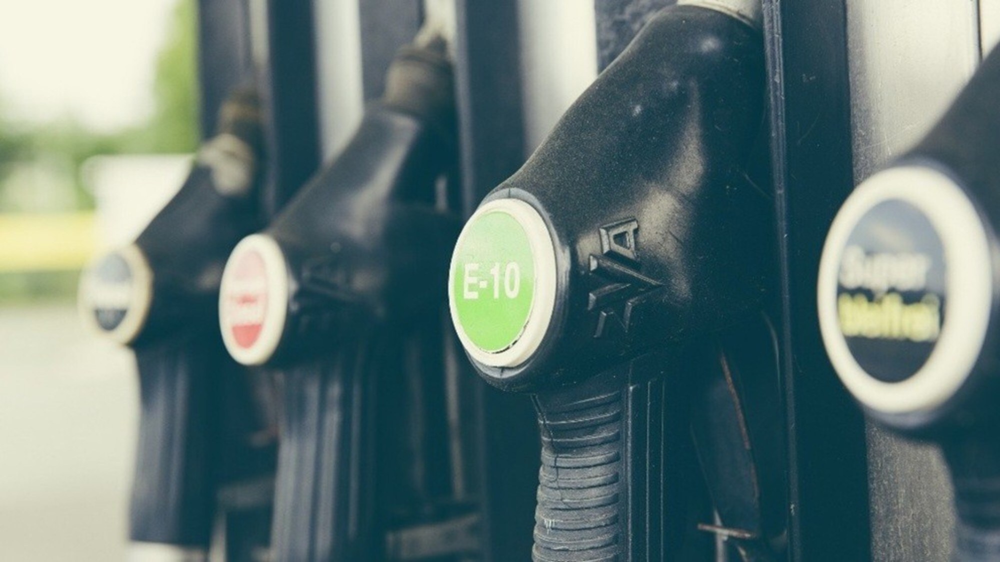 Benzina, prezzi alle stelle: con il self superati i 2 euro
