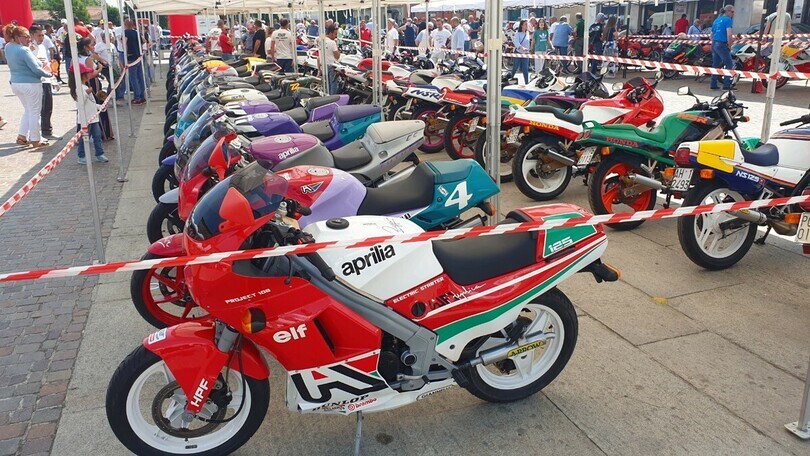 Moto anni '80 e '90: 125 & youngtimer in piazza a Borgonovo (PC)