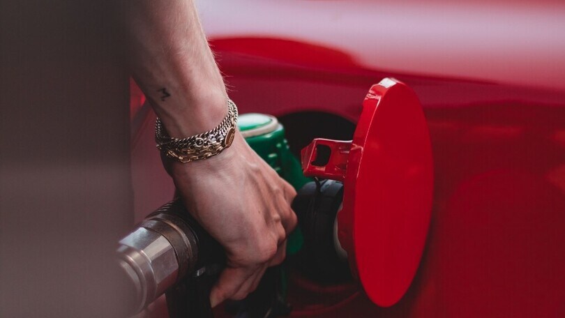 Allarme benzina, il prezzo sale: ora è sopra i 2 euro al litro al self
