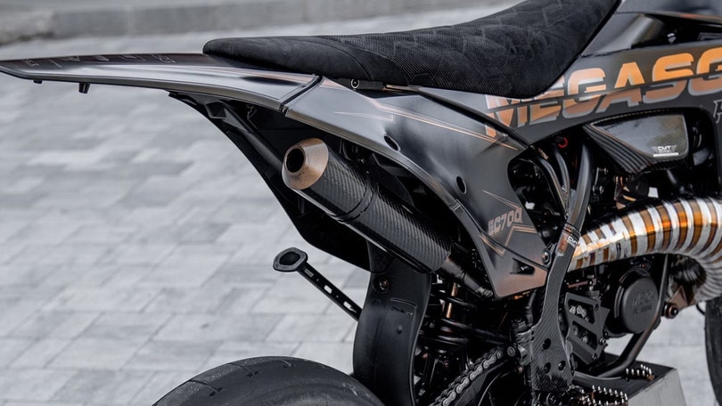 Megasgas EC 700: le foto del supermotard da 120 kg con 84 CV