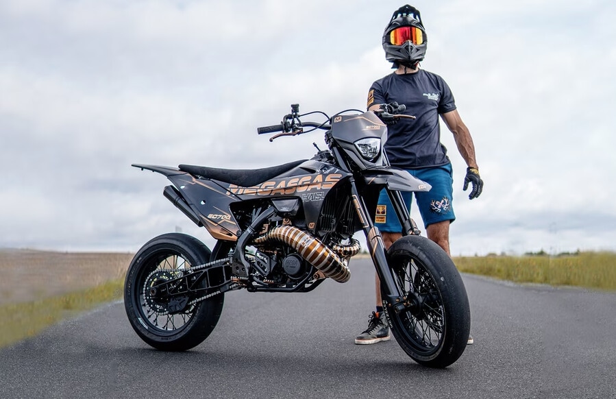 Megasgas EC 700: mai vista una supermotard più "ignorante"