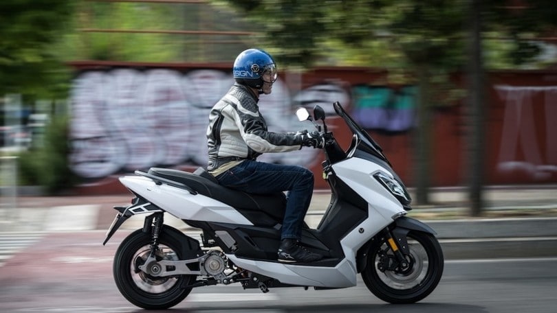 Assicurazione moto e scooter elettrici: come funziona e quanto costa